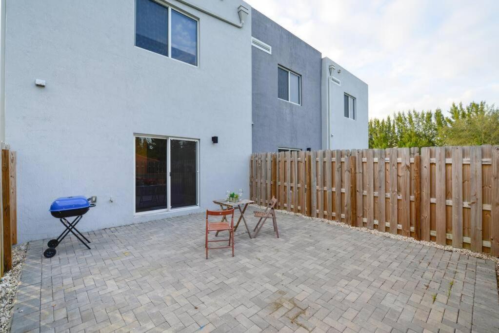 Amazing Town House 15 Min From The Beach Wfree Parking Villa Miami Exterior photo